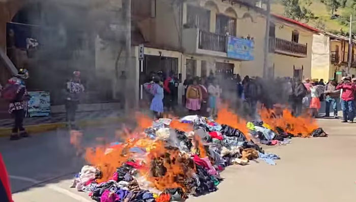 Huancavelica: pobladores de Carhuapata queman ropa regalada por alcalde